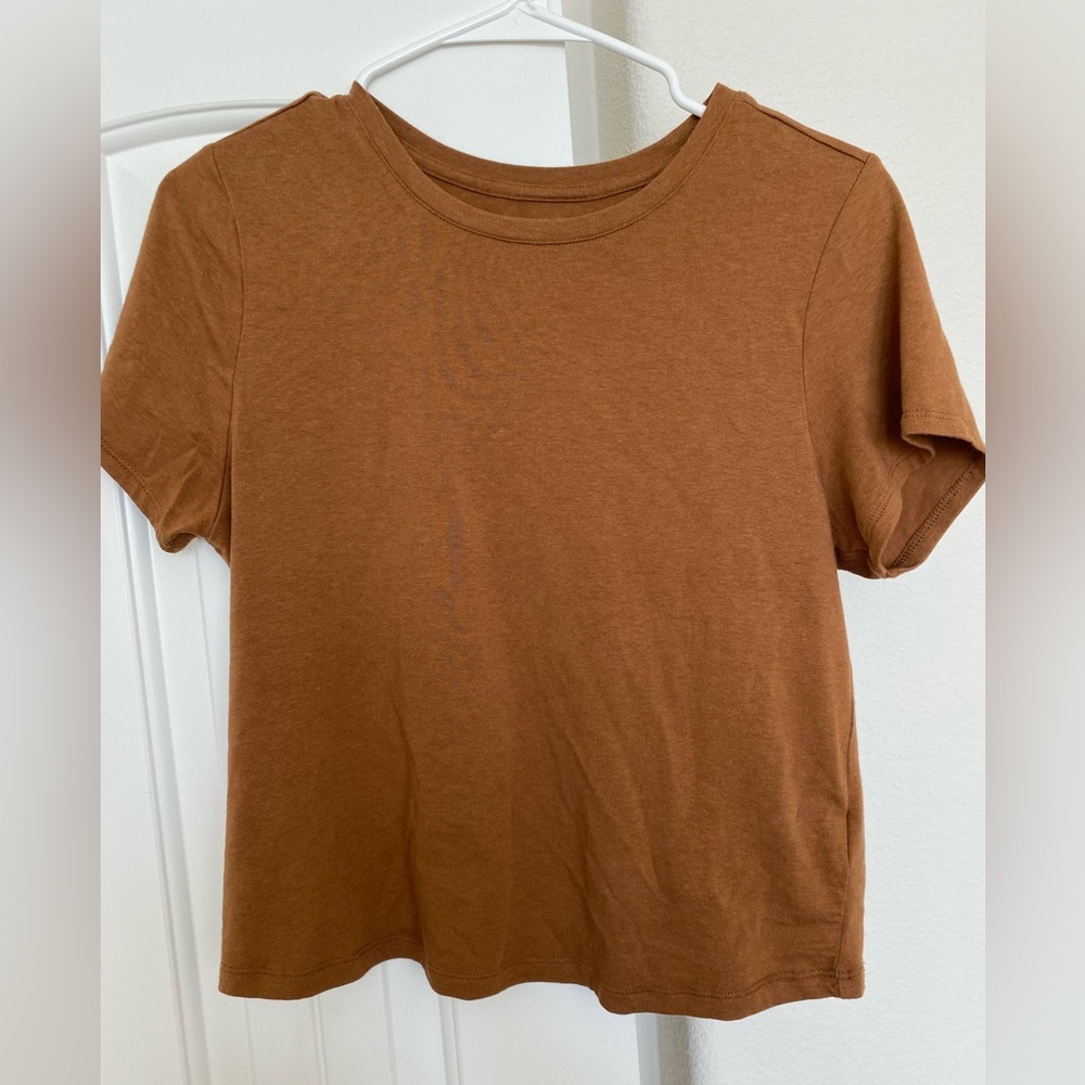Old Navy women’s soft mid rise top. Camel/tan color.